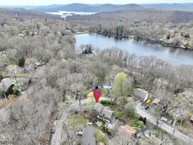 10 Hillside Rd, Ringwood Boro, NJ 07456