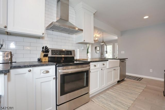 10 Hillside Rd, Ringwood Boro, NJ 07456