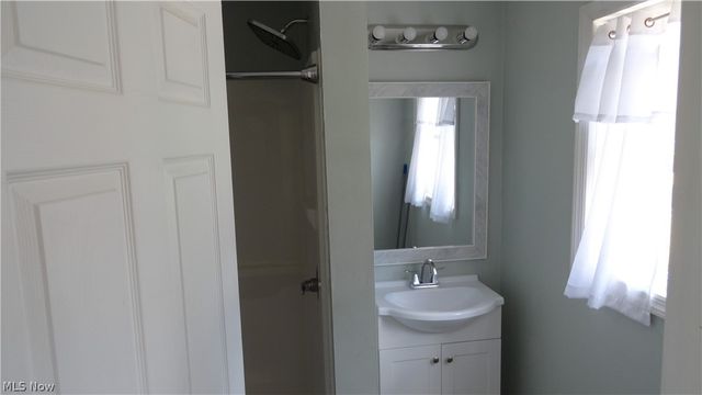 128 Columbia, Chester, WV 26034