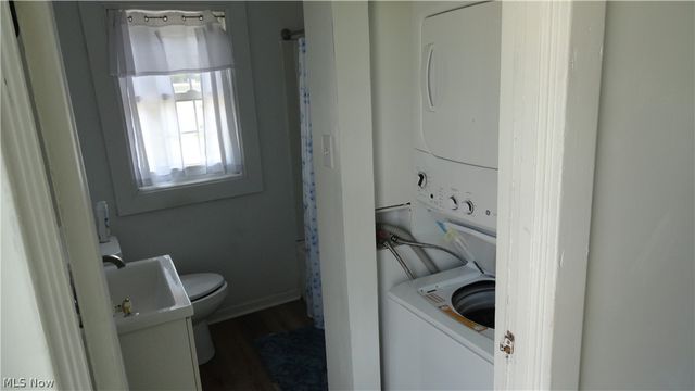 128 Columbia, Chester, WV 26034
