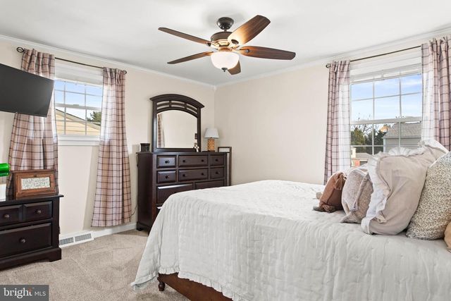 8617 STEEPLE DR, Philadelphia, PA 19128