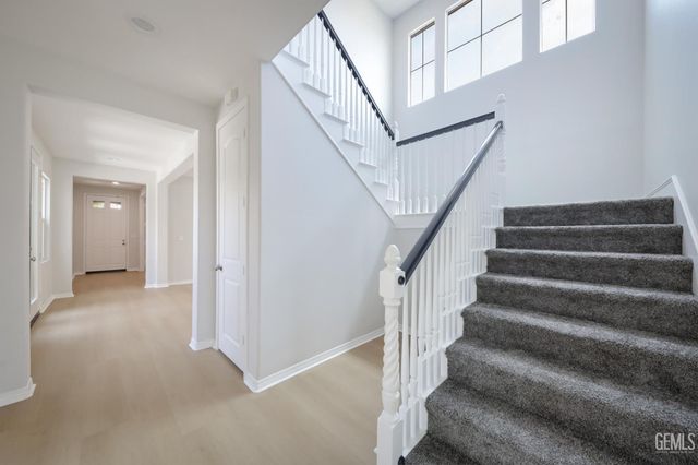 5702 Segovia Way, Bakersfield, CA 93306