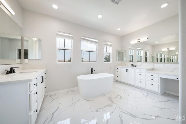 5702 Segovia Way, Bakersfield, CA 93306