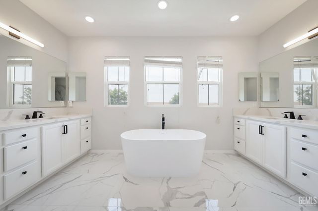 5702 Segovia Way, Bakersfield, CA 93306