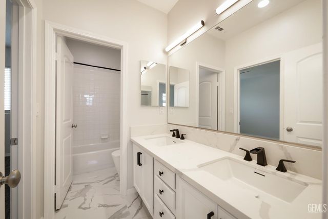 5702 Segovia Way, Bakersfield, CA 93306