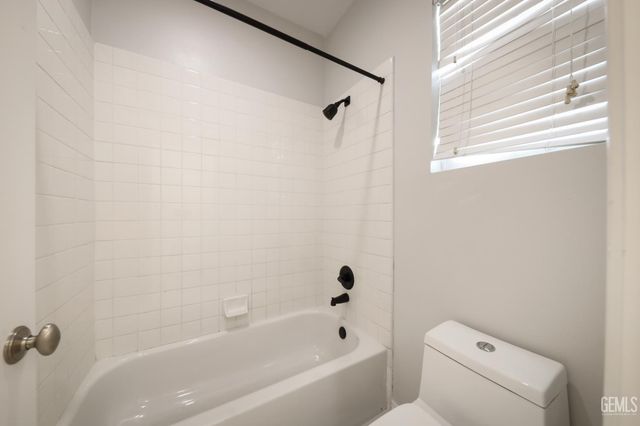 5702 Segovia Way, Bakersfield, CA 93306