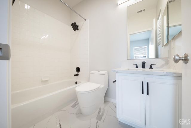 5702 Segovia Way, Bakersfield, CA 93306