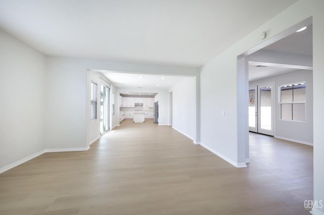 5702 Segovia Way, Bakersfield, CA 93306