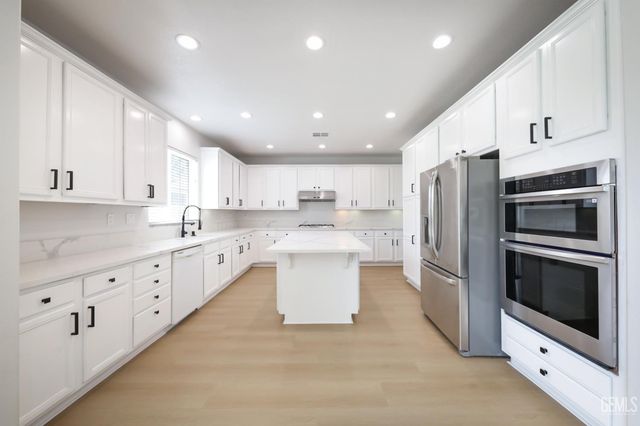 5702 Segovia Way, Bakersfield, CA 93306