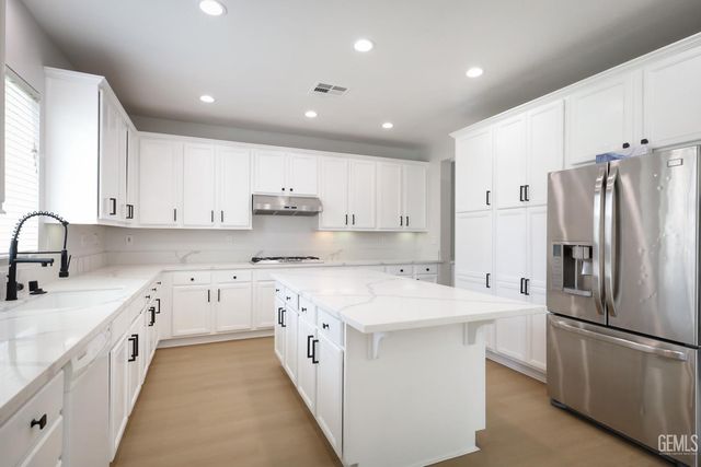 5702 Segovia Way, Bakersfield, CA 93306