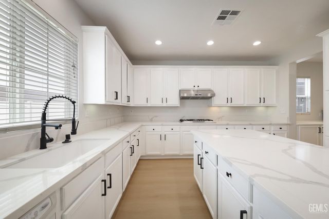 5702 Segovia Way, Bakersfield, CA 93306
