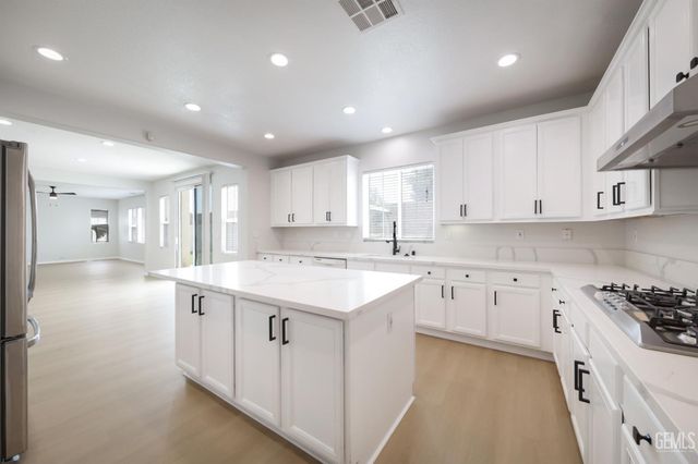 5702 Segovia Way, Bakersfield, CA 93306