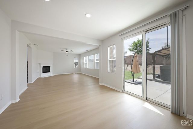 5702 Segovia Way, Bakersfield, CA 93306