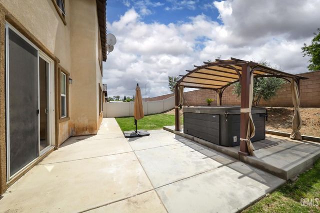 5702 Segovia Way, Bakersfield, CA 93306