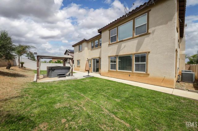5702 Segovia Way, Bakersfield, CA 93306