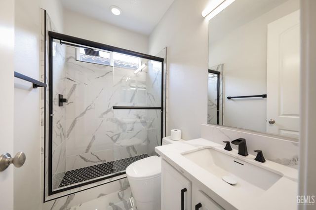 5702 Segovia Way, Bakersfield, CA 93306