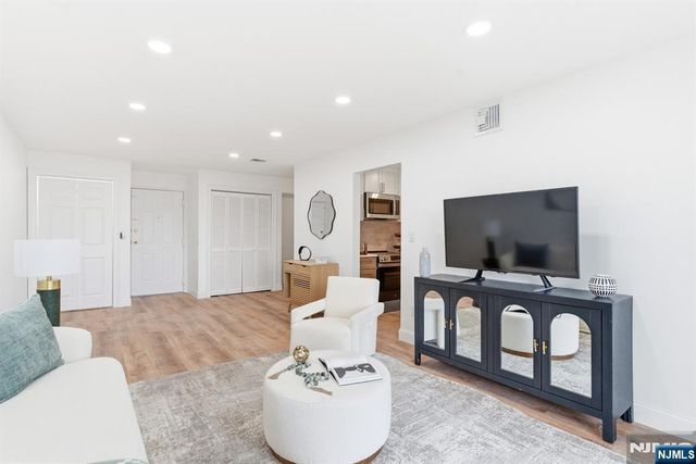 610 Anderson Avenue 2E, Cliffside Park, NJ 07010