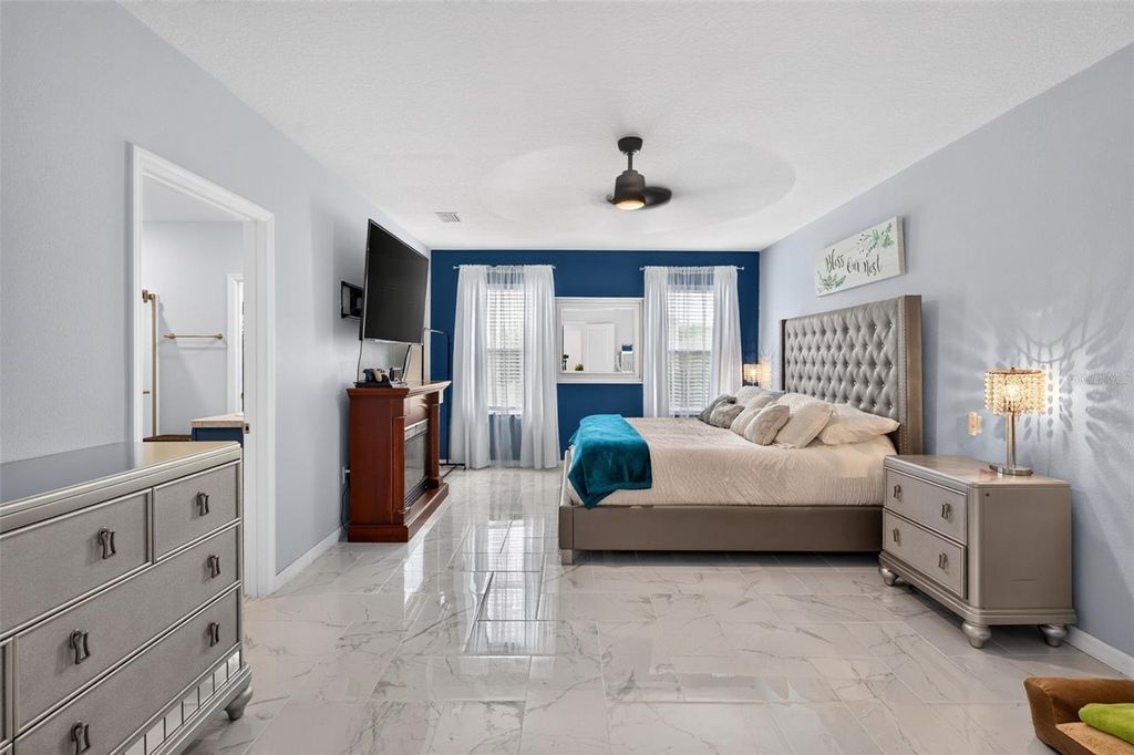 Image 21 of property listing at 7043 SILVERADO RANCH BOULEVARD, Zephyrhills, FL 33541
