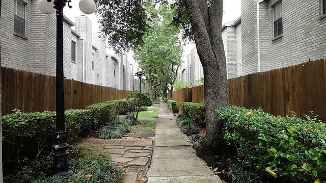 17465 Red Oak Drive 7465, Houston, TX 77090