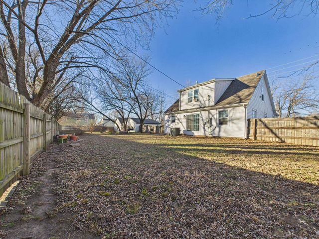 215 E Kelly Ave, Augusta, KS 67010