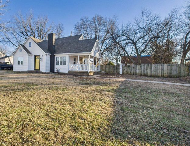 215 E Kelly Ave, Augusta, KS 67010