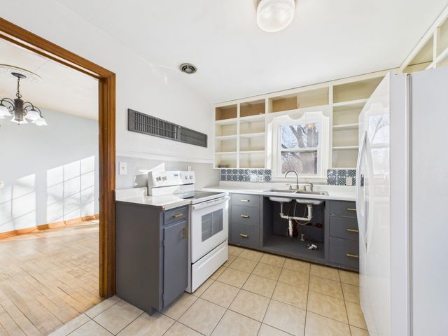 215 E Kelly Ave, Augusta, KS 67010