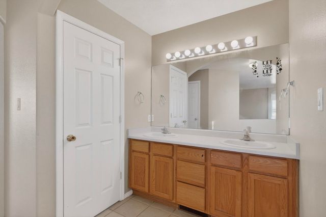 8215 Nerisa Court SW, Albuquerque, NM 87121