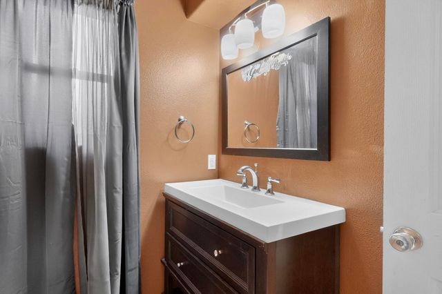 8215 Nerisa Court SW, Albuquerque, NM 87121