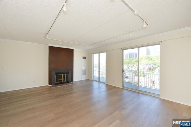 1077 River PH6, Edgewater, NJ 07020
