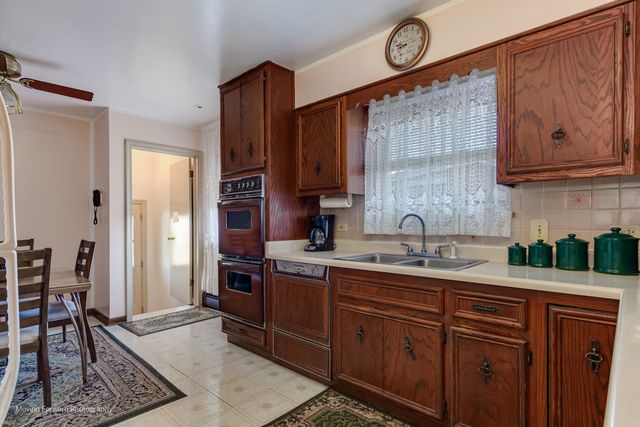 10610 Essex Street, Westchester, IL 60154