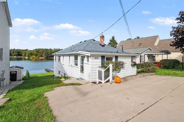 1010 Brighton Lake Road, Brighton, MI 48116
