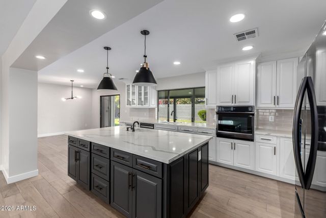 3318 E MONTECITO Avenue, Phoenix, AZ 85018