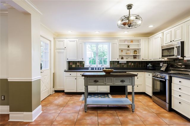 870 Maple Dr, Webster, NY 14580