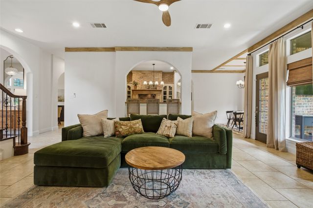 1833 Southpark Drive, Arlington, TX 76013