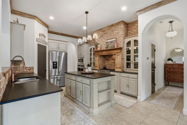 1833 Southpark Drive, Arlington, TX 76013