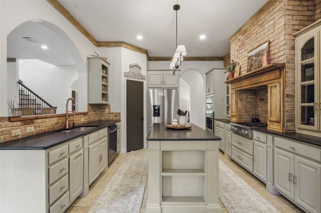 1833 Southpark Drive, Arlington, TX 76013