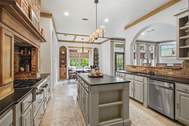 1833 Southpark Drive, Arlington, TX 76013