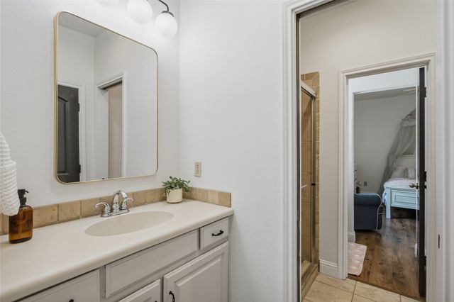 1833 Southpark Drive, Arlington, TX 76013