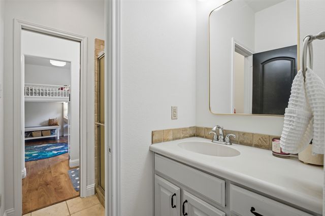 1833 Southpark Drive, Arlington, TX 76013