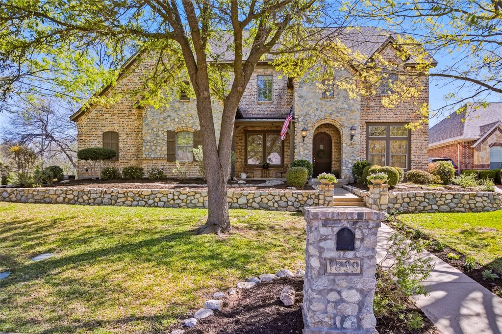 1833 Southpark Drive, Arlington, TX 76013