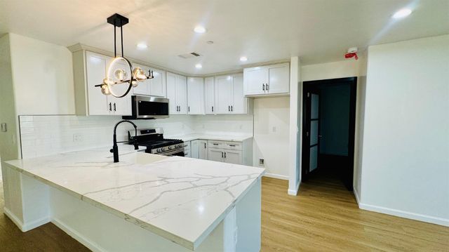 801 S Oleander Avenue, Bakersfield, CA 93304