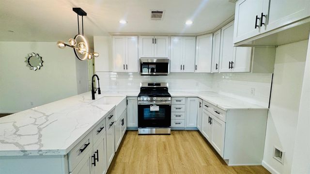 801 S Oleander Avenue, Bakersfield, CA 93304