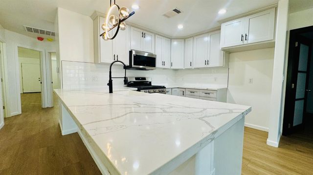 801 S Oleander Avenue, Bakersfield, CA 93304