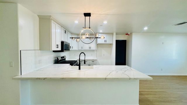 801 S Oleander Avenue, Bakersfield, CA 93304