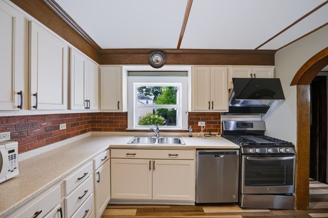 22 Ruggles St, Quincy, MA 02169