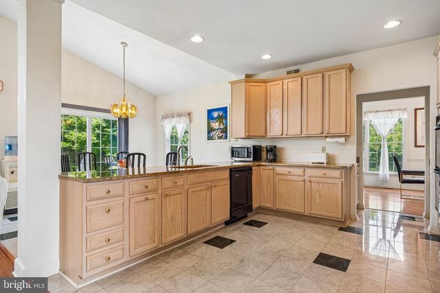 2 CHAMBERLIN CT, Cranbury, NJ 08512