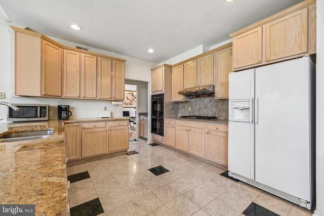 2 CHAMBERLIN CT, Cranbury, NJ 08512