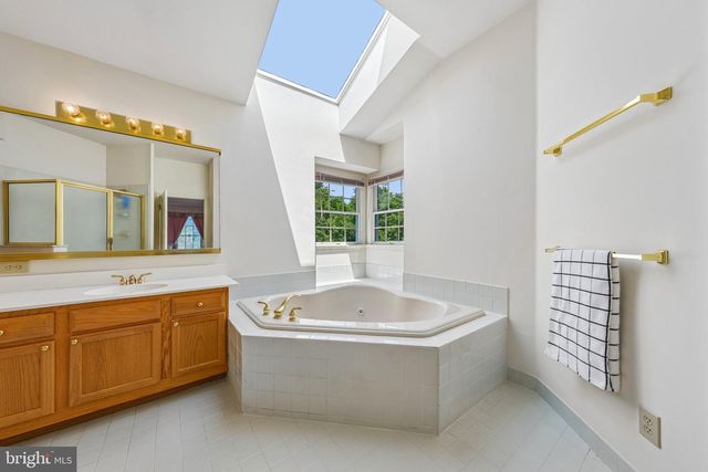 2 CHAMBERLIN CT, Cranbury, NJ 08512