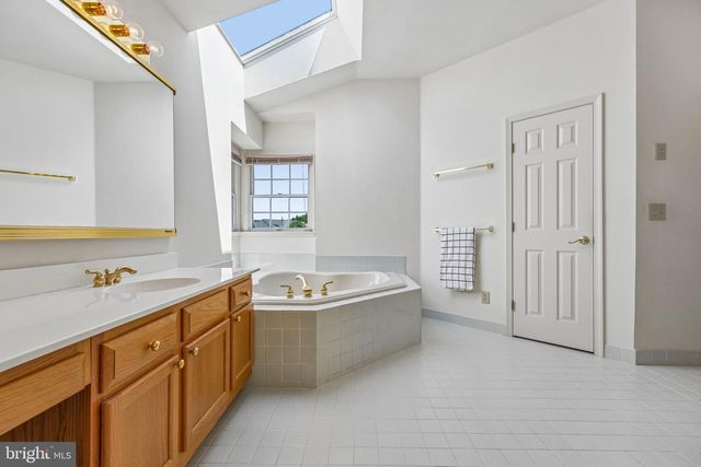 2 CHAMBERLIN CT, Cranbury, NJ 08512