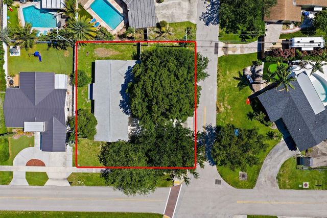 678 Riverside Drive, Palm Beach Gardens, FL 33410